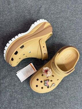 NWT Crocs Mega Crush Matte Clogs Womens 7 Wheat Platform with 3 FREE JIBBITZ